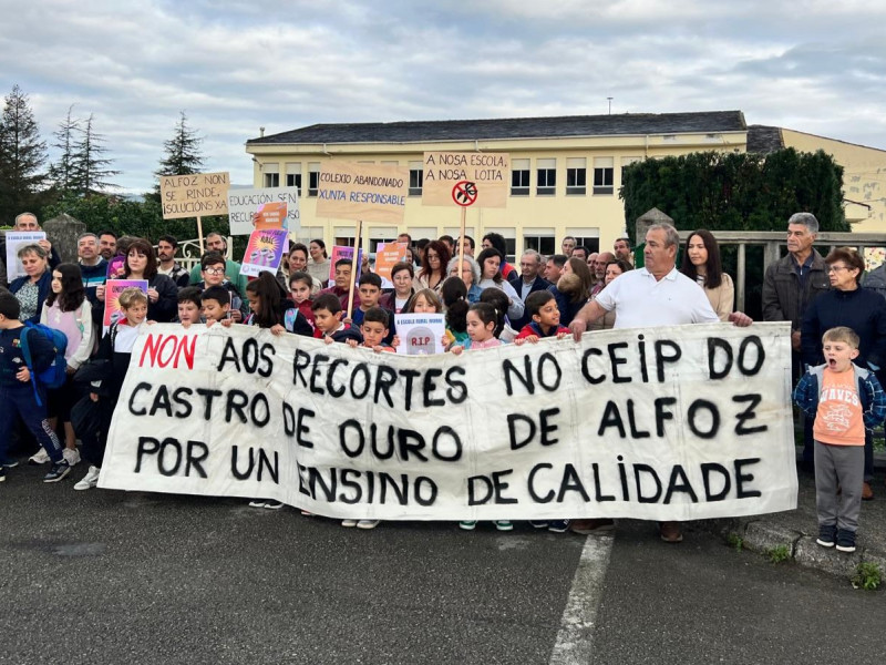 Concentración celebrada a las puertas del CEIP Castro de Ouro de Alfoz