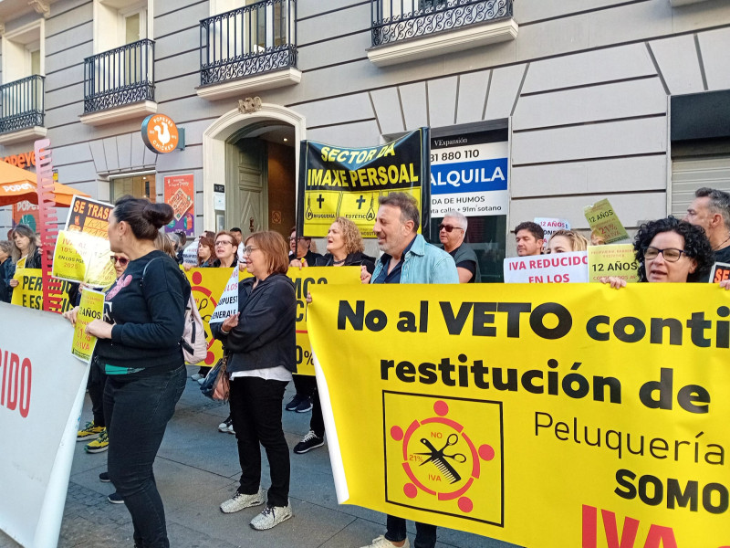 Los peluqueros gallegos se manifestaron este lunes ante el MInisterio de Hacienda