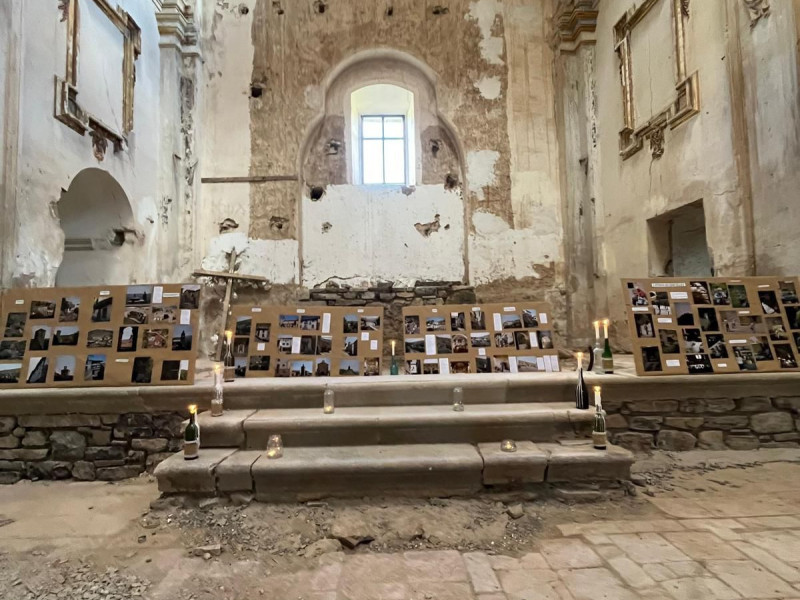 Tras la colocación de la cúpula en la iglesia de San Martín, la Asociación virgen de Serrias trabaja en la rehabilitación de la ermita