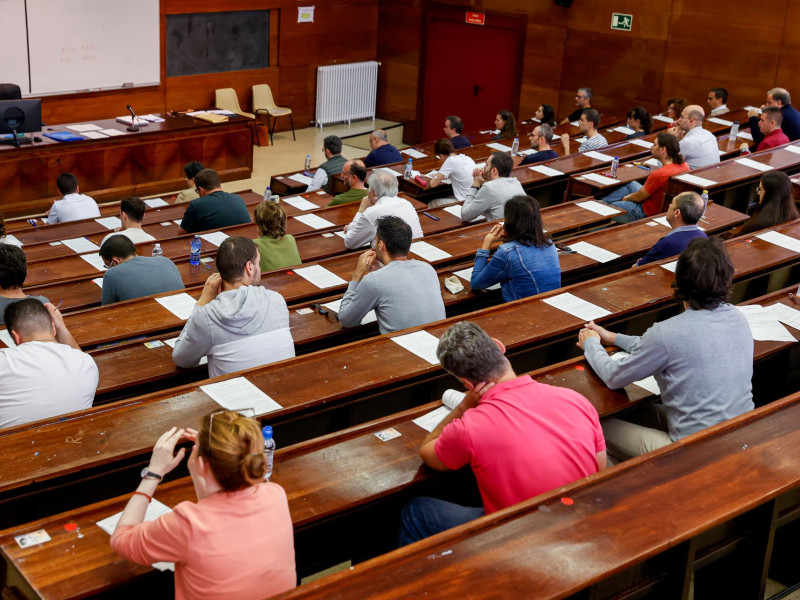 Opositores realizando un examen