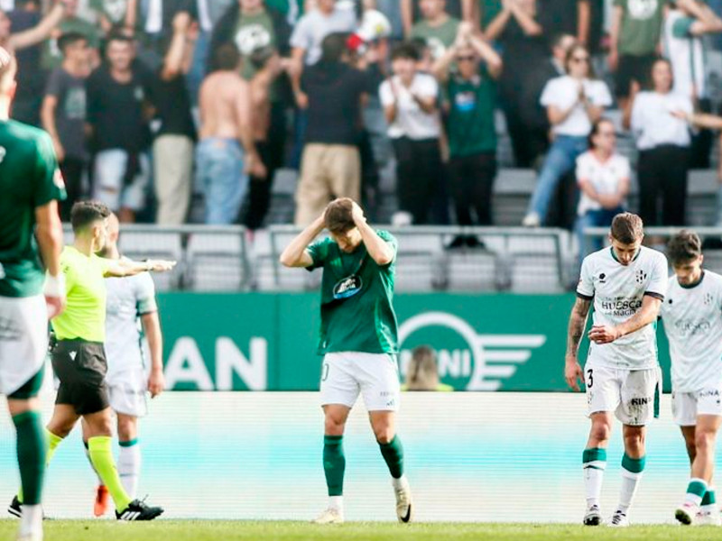 El árbitro Miguel González Díaz señala una acción contra el Racing de Ferrol en su partido frente al Huesca