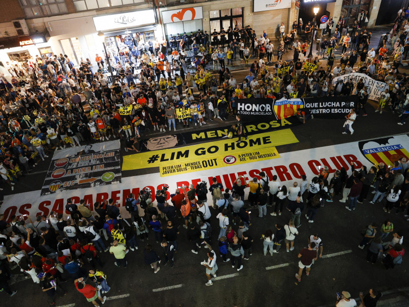 Manifestación de la afición del Valencia contra Peter Lim