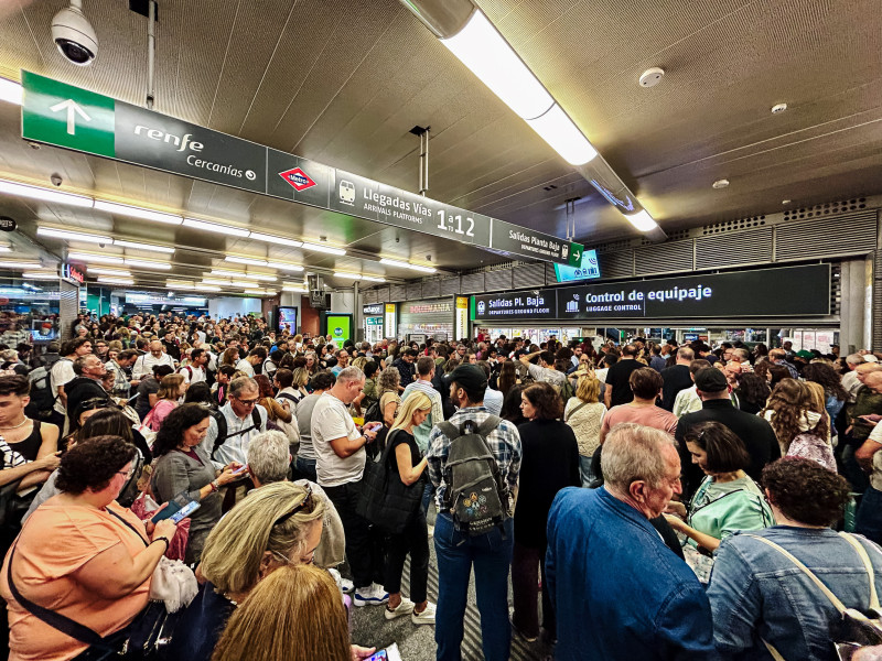 Cientos de personas en la estación de Atocha, a 19 de octubre de 2024