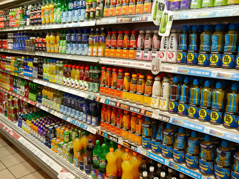 Bebidas energéticas no alcohólicas en frigoríficos en una pequeña tienda del Reino Unido