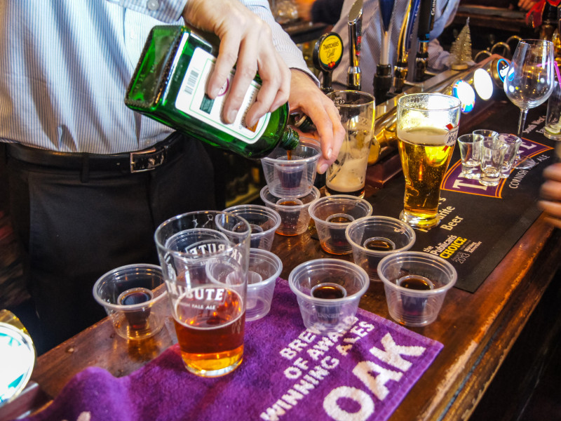 Un camarero sirviendo Jagerbombs en la barra.