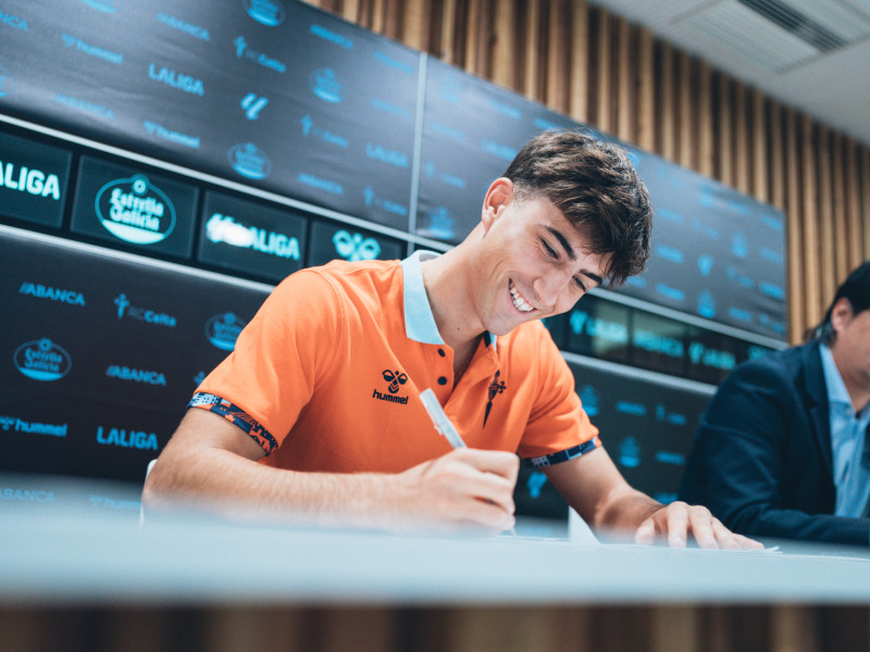 Javi Rodríguez firmando su nuevo contrato