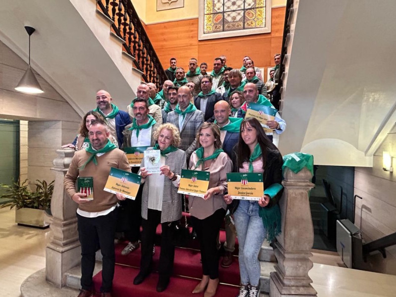 Finalistas, galardonados y organizadores posan en el interior del Ayuntamiento de Gijón