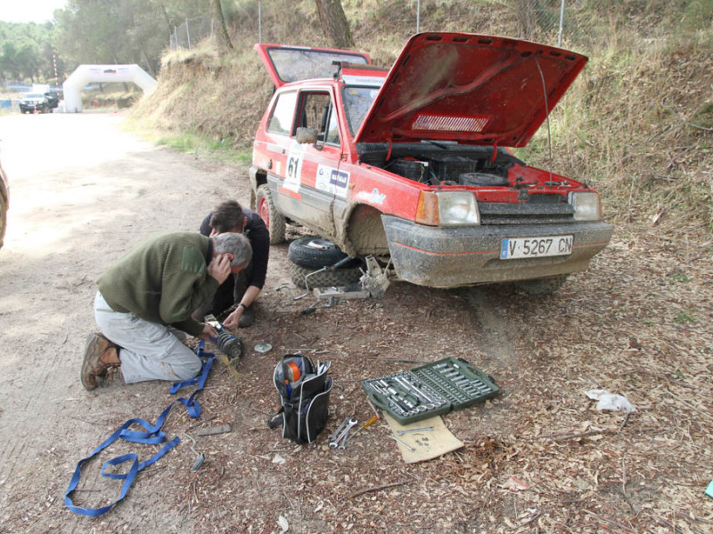 Arreglando el coche en mitad de la carrera