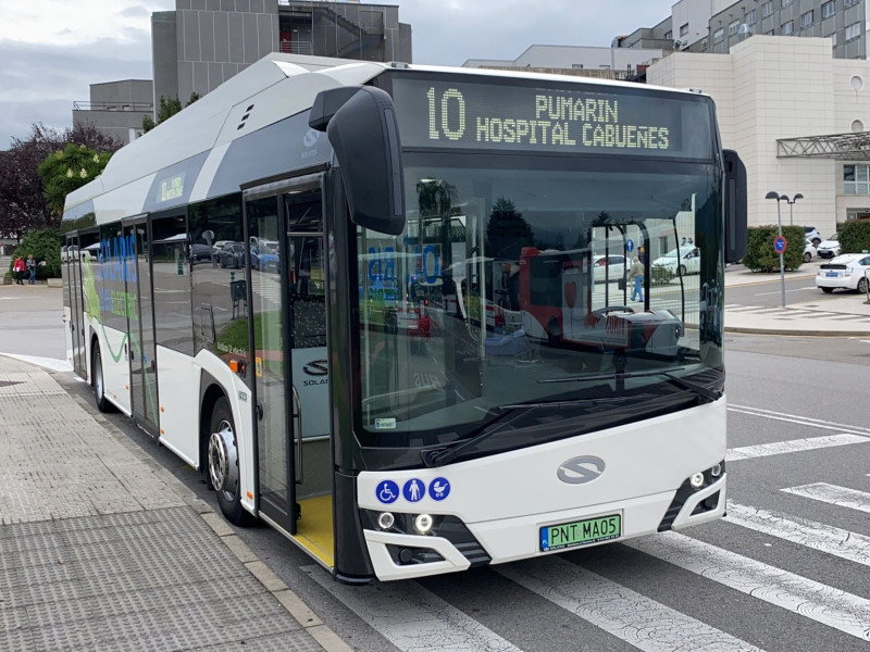 Elektryczny autobus miejski przed szpitalem w Cabueñes