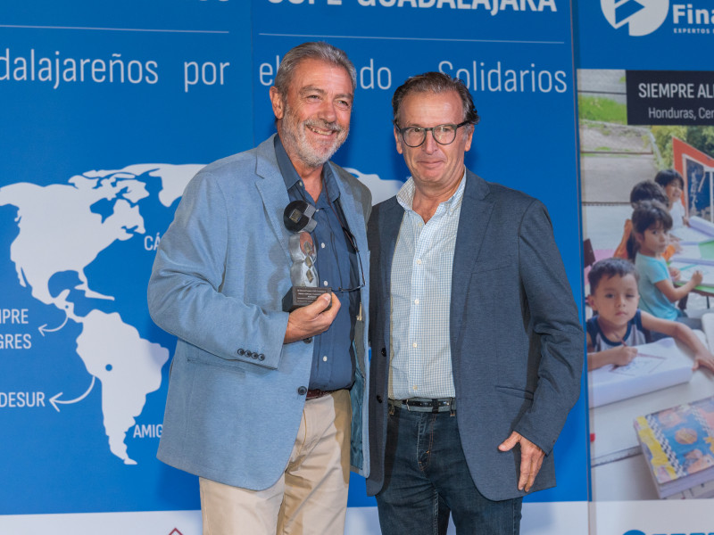 El presidente de APAG, Juan José Laso, hace entrega del Premio 'Agrícola y Ganadero'