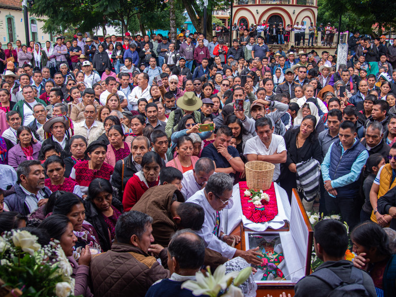 Cientos de personas participan en una misa de cuerpo presente del sacerdote asesinado Marcelo Pérez Pérez, este lunes en San Andrés Larráinzar, en el estado de Chiapas (México)