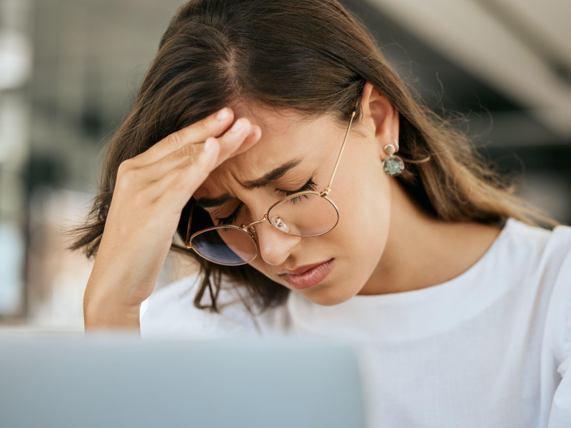 El estrés, el dolor de cabeza y el agotamiento laboral de una mujer de negocios se deben a un fallo informático