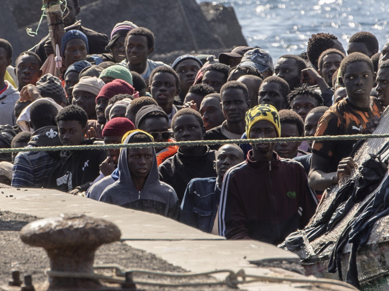 Varios migrantes a su llegada al puerto de La Restinga, a 22 de septiembre de 2024, en El Hierro, Canarias (España)