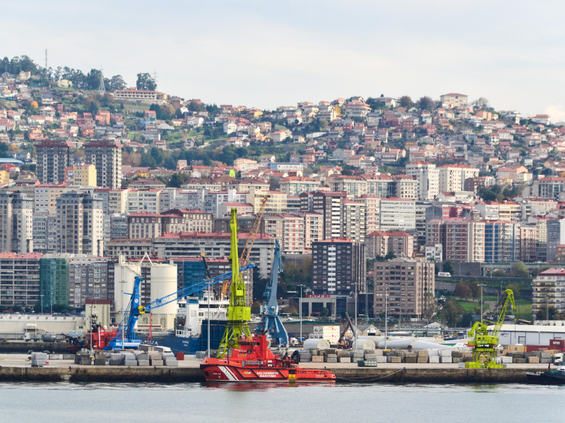 Ciudad y puerto de Vigo, España