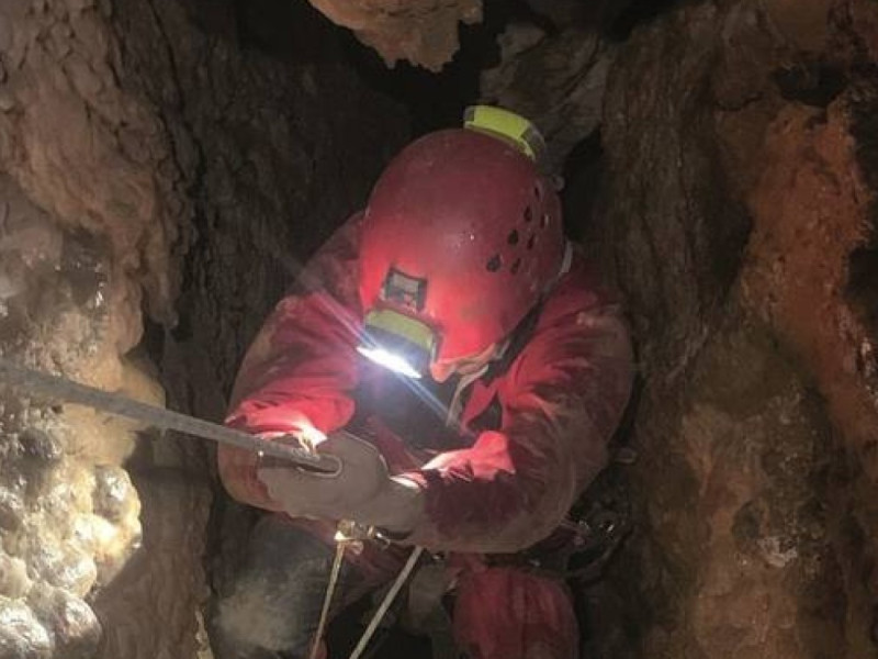 Un espeleólogo desciende a las profundidades de una cueva