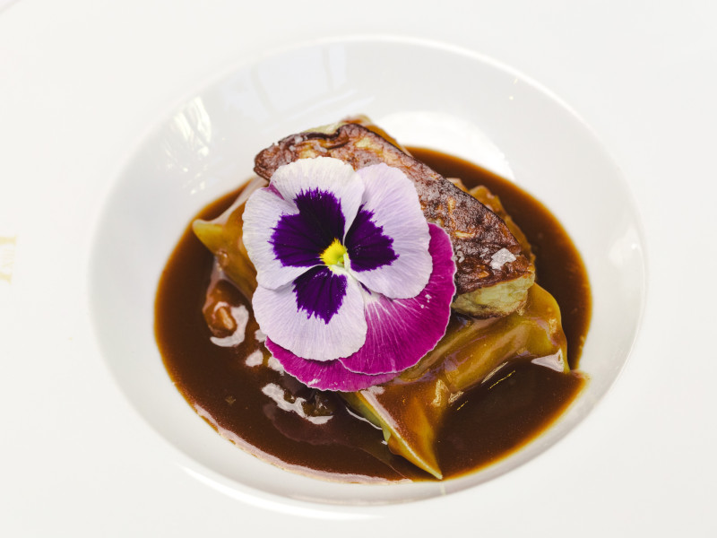 Ravioli de pollo asado y foie con setas salteadas y salsa de trufa blanca