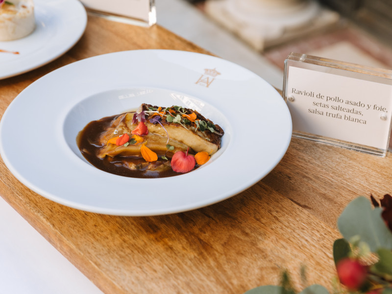 Ravioli de pollo asado y foie con setas salteadas y salsa de trufa blanca