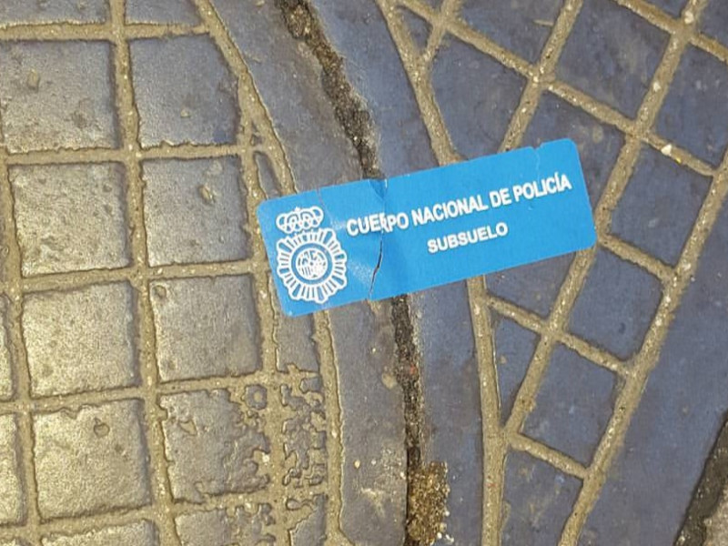 Pegatina azul en una alcantarilla de Oviedo