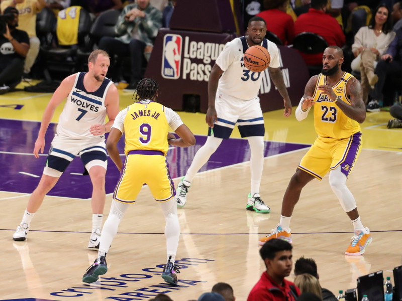 LeBron James le pasa el balón a su hijo Bronnie durante el partido.