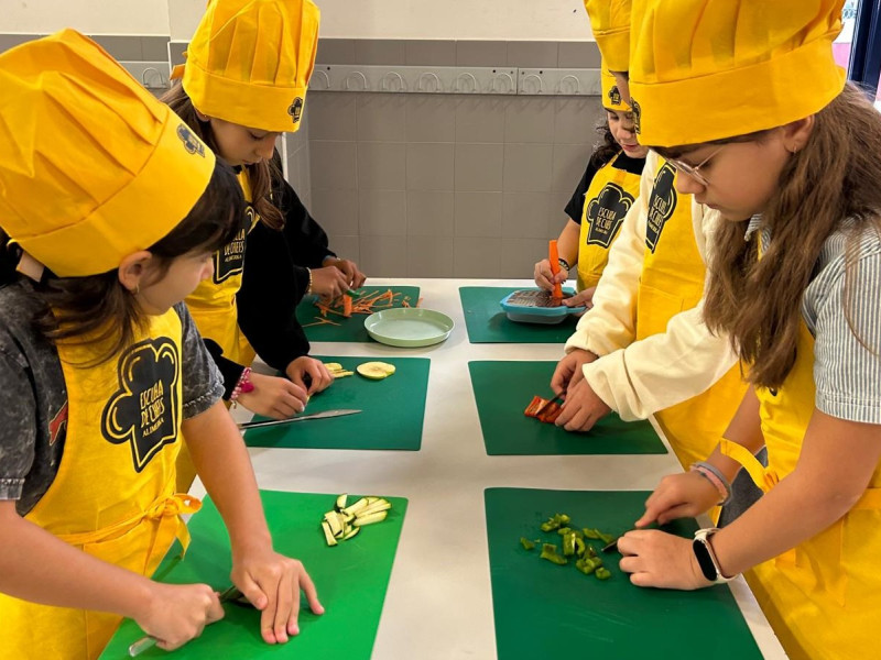 Alumnas del Colegio Jovellanos, en la Escuela de Chefs de Alimerka