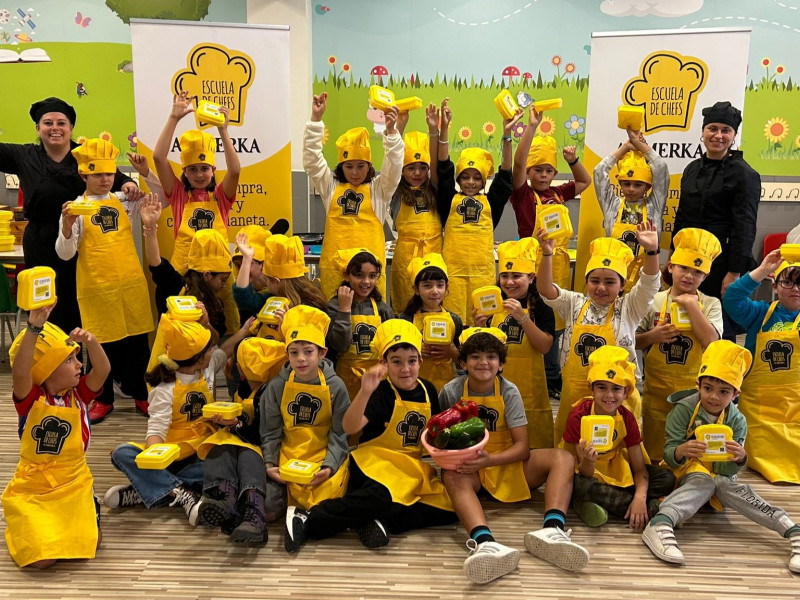 Alumnos del Colegio Jovellanos, en la Escuela de Chefs de Alimerka