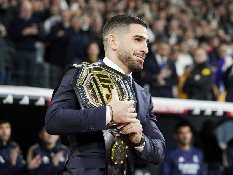 Ilia Topuria, con el cinturón de campeón de la UFC en el Bernabéu.