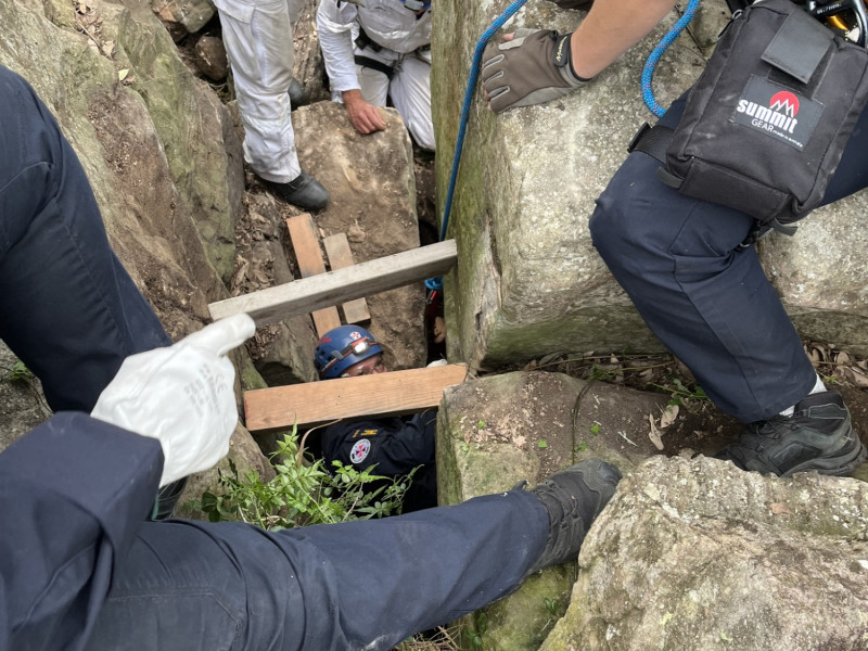 Equipo de salvamento de Australia en labores de rescate de una mujer atrapada en una grieta por intentar recuperar su móvil