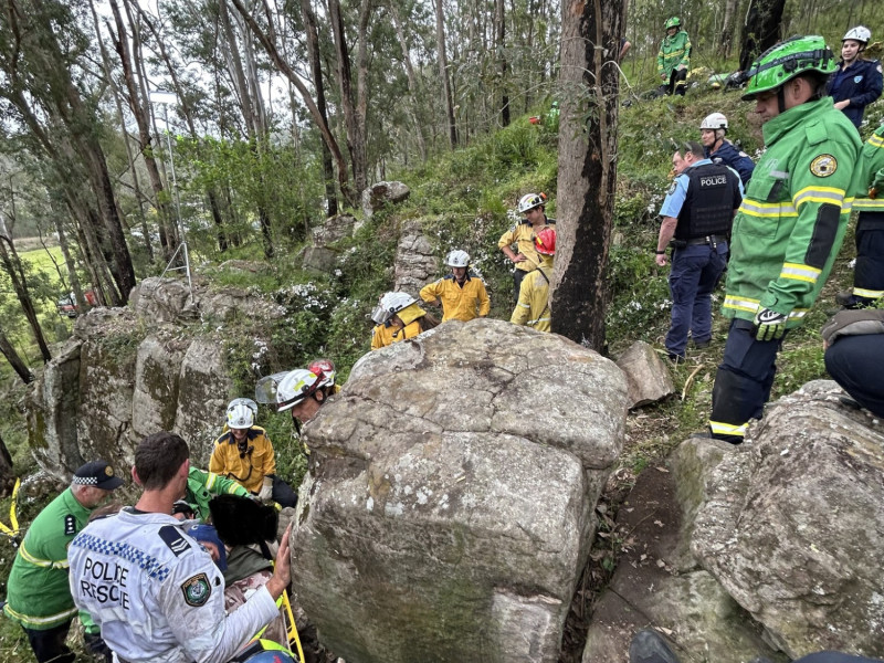 Todos los equipos que trabaron en el rescate de una mujer en Australia atrapada durante siete horas boca abajo entre rocas tras intentar recuperar su móvil