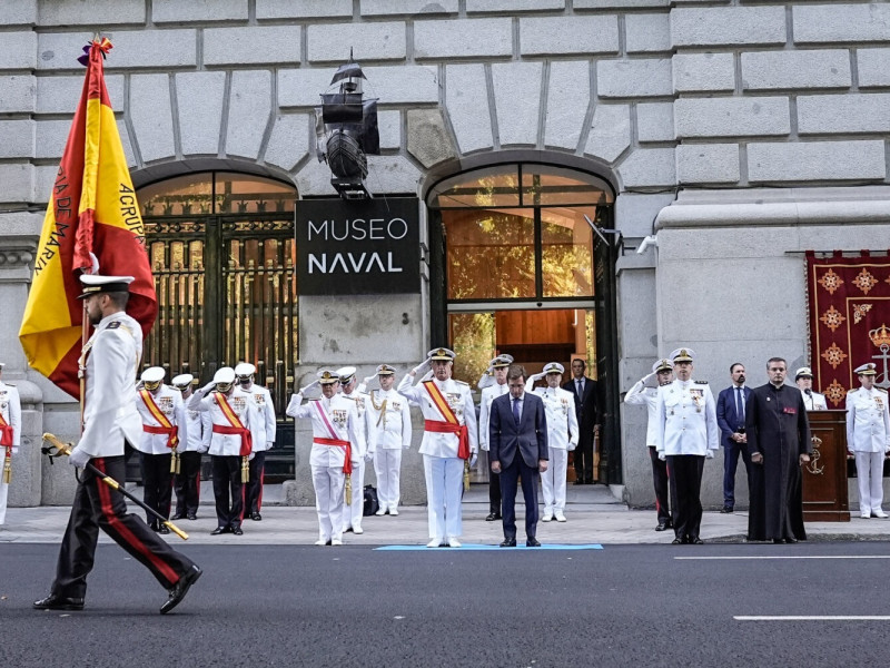 El alcalde de Madrid hace entrega de una nueva bandera nacional a la Agrupación de Infantería de Marina de Madrid en un acto frente al Museo Naval