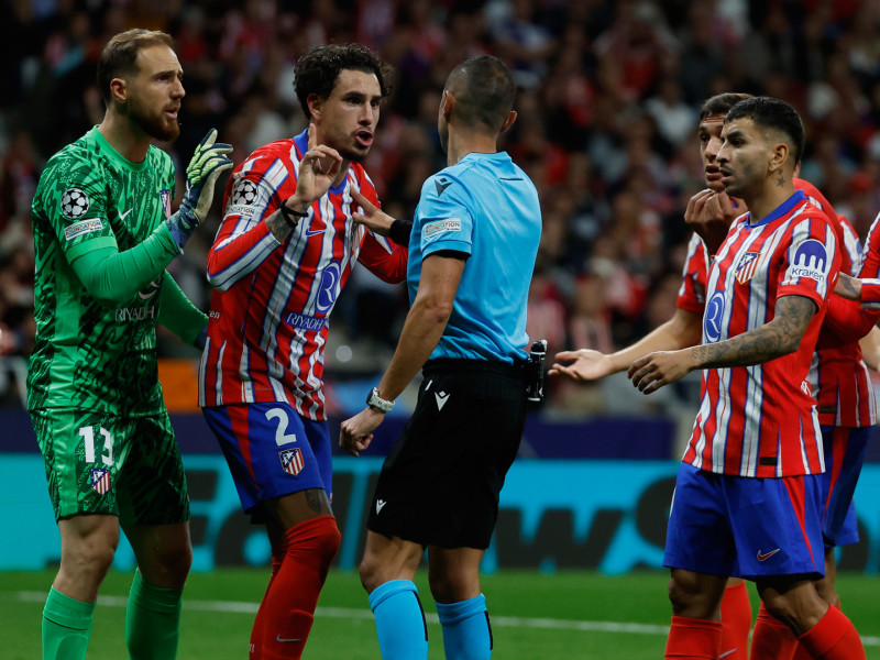 os jugadores del Atlético discuten con el árbitro un penalti en contra durante el partido de la Liga de Campeones que Atlético de Madrid y Lille disputan este miércoles en el estadio Metropolitano