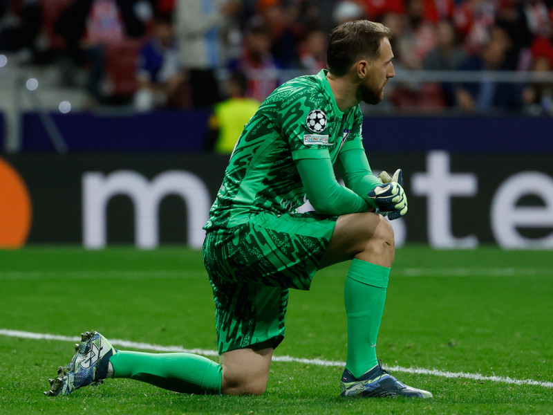 Jan Oblak, berlutut setelah kebobolan satu dari tiga gol yang dicetak Lille melawan Atlético de Madrid di Metropolitano