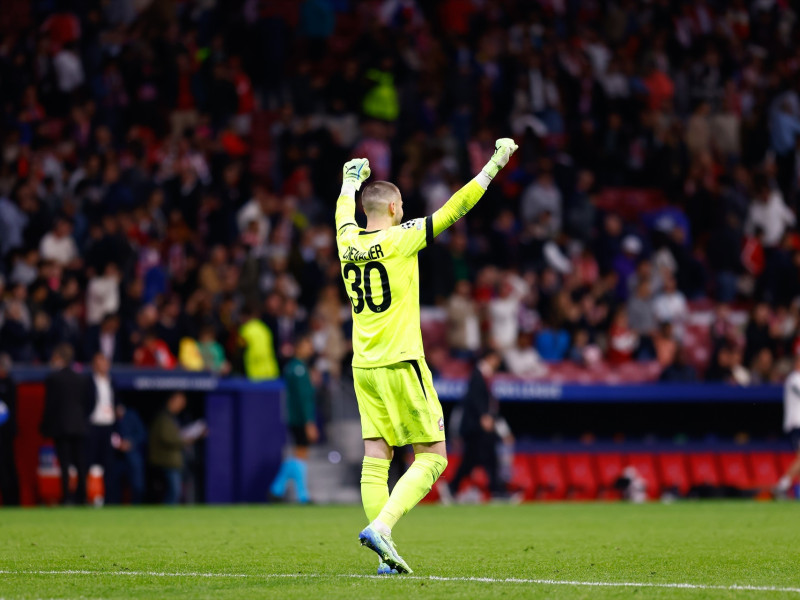 Lucas Chevalier del LOSC Lille celebra un gol de Jonathan David del LOSC Lille durante la fase de liga de la UEFA Champions League 2024/25 entre el Atlético de Madrid y el LOSC Lille en el estadio Riyadh Air Metropolitano el 23 de octubre de 2024 en Madrid, España