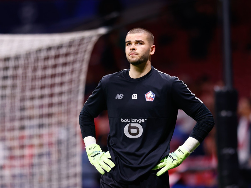 Lucas Chevalier del LOSC Lille observa durante el partido de la fase MD3 de la UEFA Champions League 2024/25 entre el Atlético de Madrid y el LOSC Lille en el estadio Riyadh Air Metropolitano el 23 de octubre de 2024 en Madrid, España