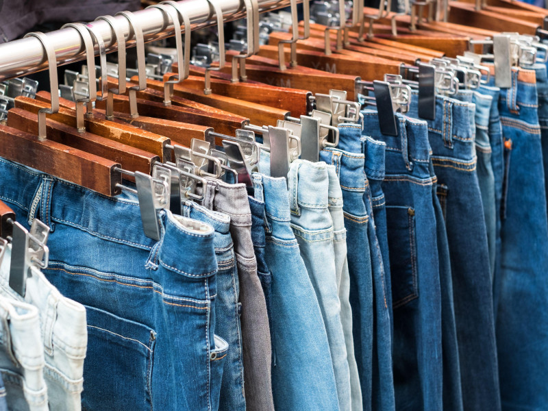 pantalones vaqueros en tienda de ropa de segunda mano