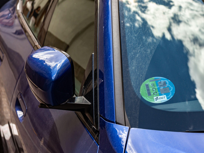 Madrid, España: Adhesivo ECO de Zona de Bajas Emisiones en el coche