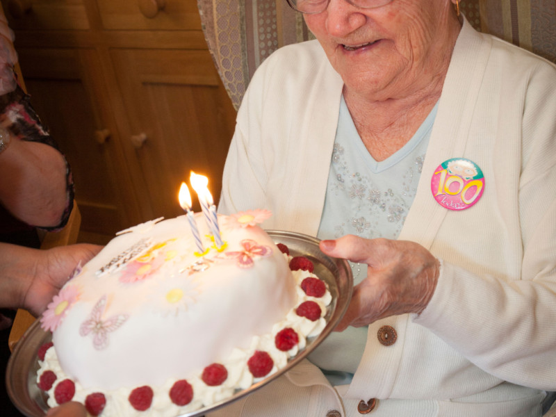 Una anciana celebra su centenario con un pastel