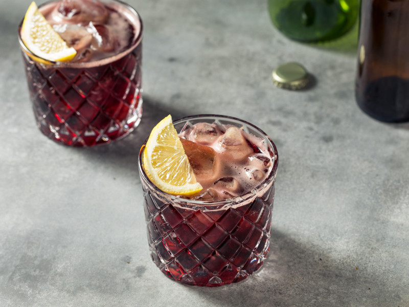 Anggur merah Kalimotxo dengan cola dan hiasan lemon