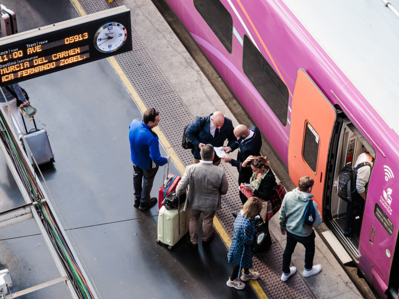 Pasażerowie na stacji kolejowej Atocha