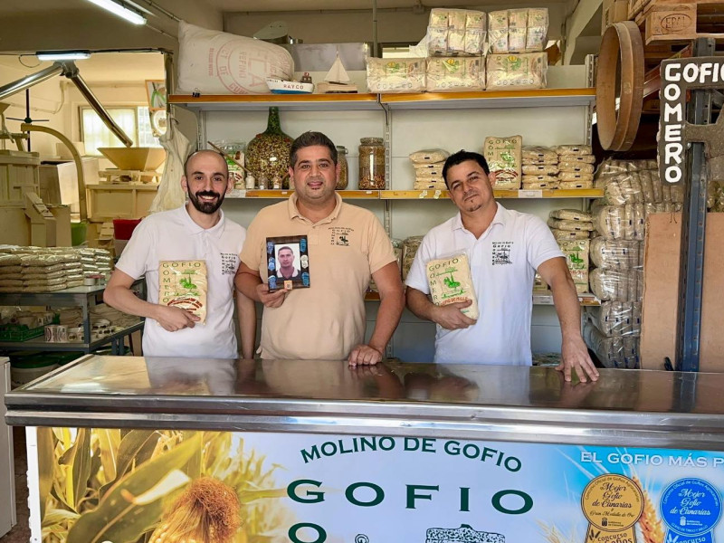 Rayco Herrera, con parte de su equipo con el mejor gofio de Canarias, tras cinco años consecutivos. | FACEBOOK GOFIO GOMERO