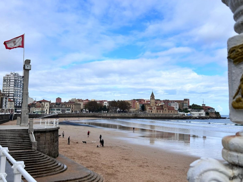 La Escalerona, en la playa de San Lorenzo de Gijón