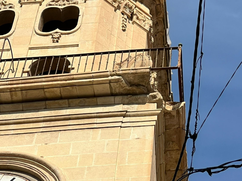 Trozo de la fachada que ha caído esta mañana desde el Ayuntamiento de Alicante.