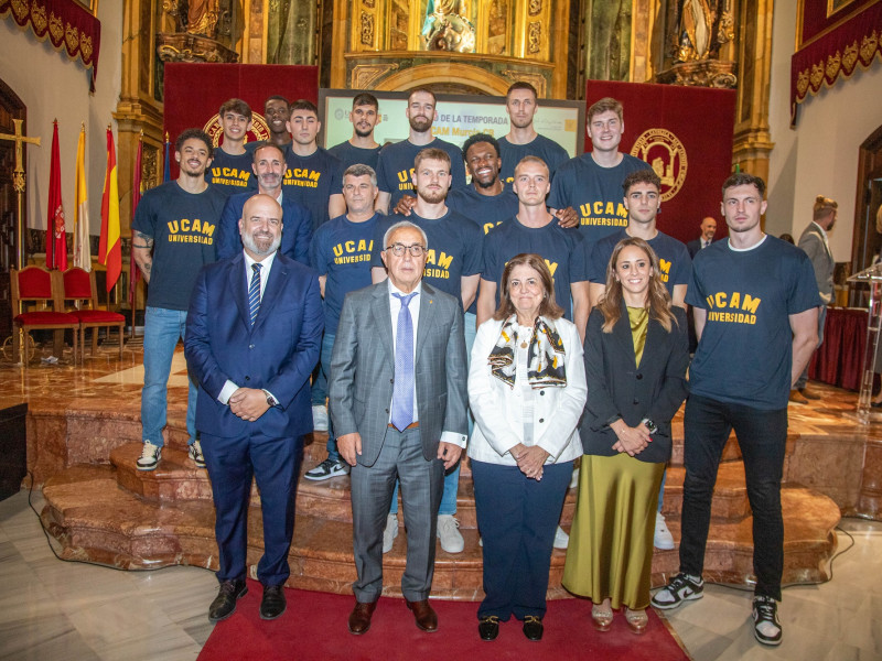 UCAM Murcia CB recibe el premio como mejor club