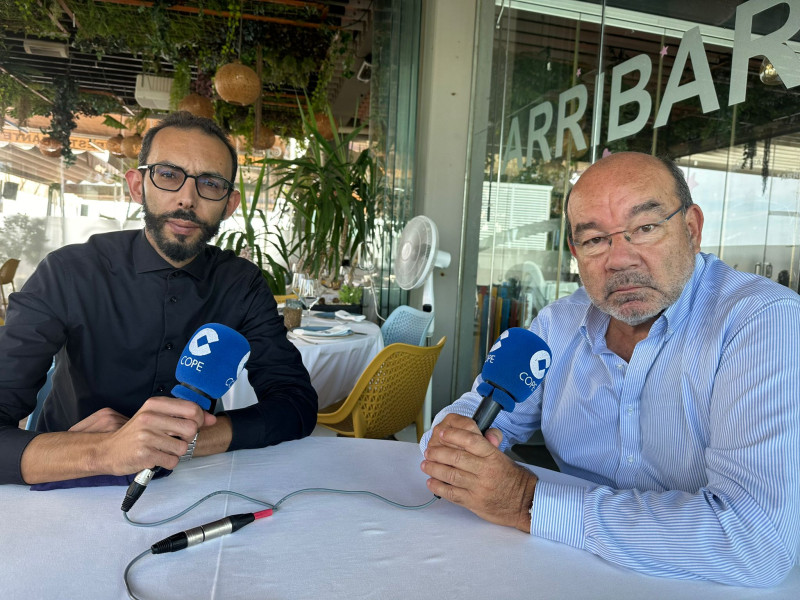 Expósito y Jaime, camarero marroquí en el Vlue Arribar