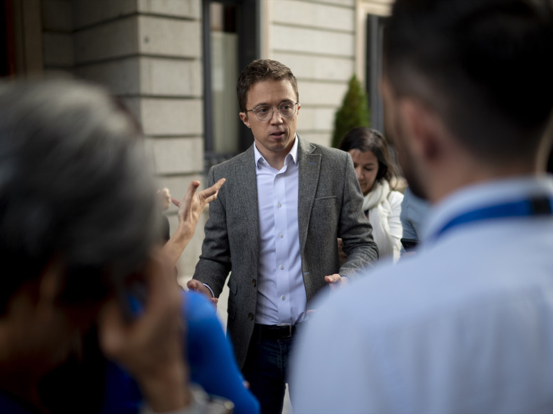 El portavoz de Sumar en el Congreso, Íñigo Errejón, a su salida de una sesión plenaria, en el Congreso de los Diputados, a 22 de octubre de 2024, en Madrid (España)