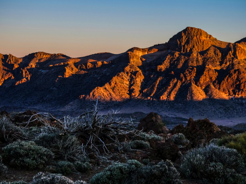 Fondo de paisaje de montaña rocosa roja al atardecer. Tenerife Valle del Teide Las Cañadas