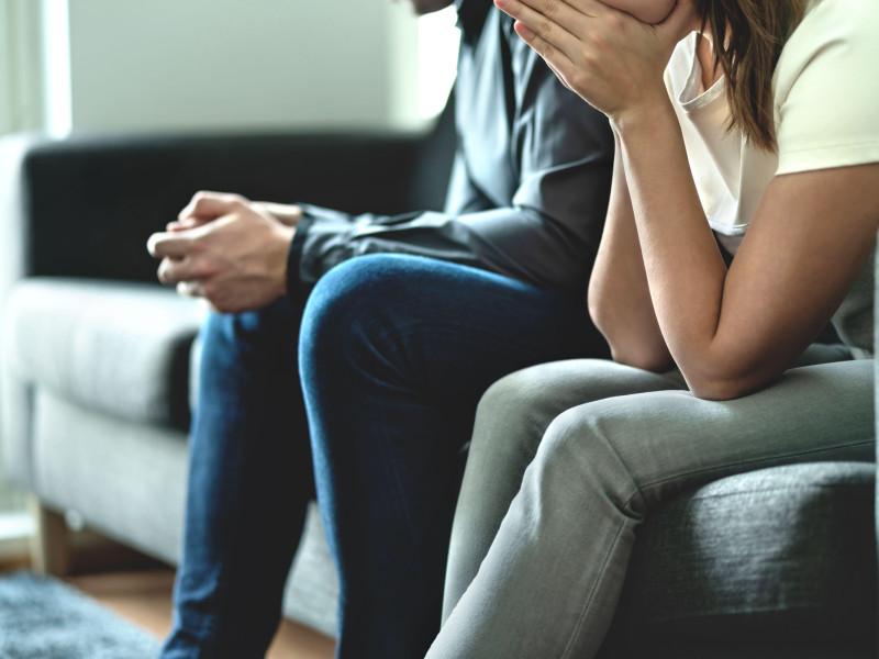 Concepto de celos, engaño o infidelidad en la relación. Pareja triste y enojada. Falta de confianza. Esposa celosa o marido infiel. Hombre y mujer casados ​​peleando.