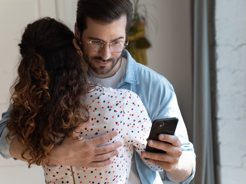 Marido simula amor con esposa mientras lee mensajes de amante