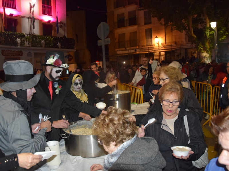 Reparto de gachas en la fiesta de Halloween en Lanjarón