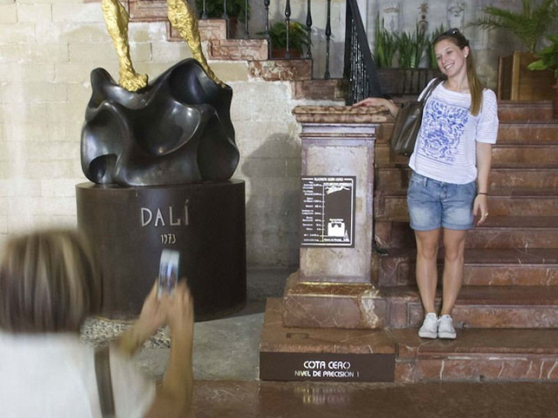 Placa explicativa de la Cota Cero en el peldaño del Ayuntamiento de Alicante