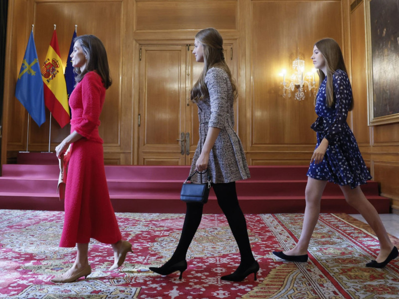 La Reina, la Princesa y la Infanta llegan al salón Auseva del hotel de la Reconquista, en Oviedo, para las audiencias previas a la entrega de los Premios Princesa 2024